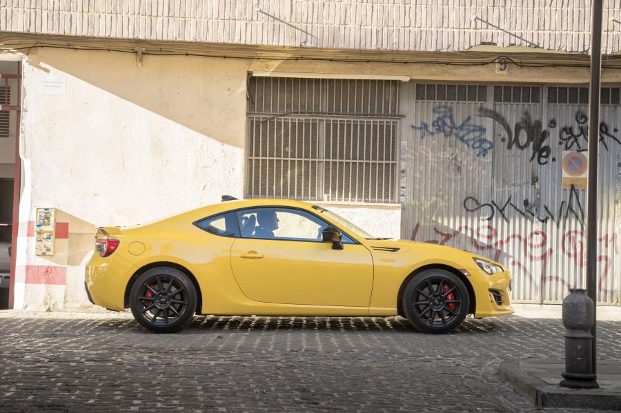  Subaru BRZ Performance Package 2016 года  (NA) (фото 8 из 13)